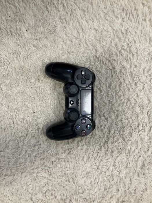 Продавам контролер за PlayStation 4