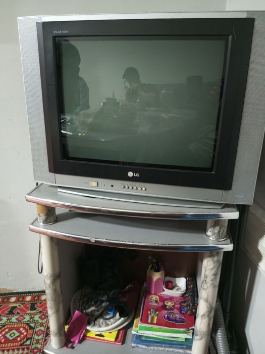 Televizor podstavkasi bilan