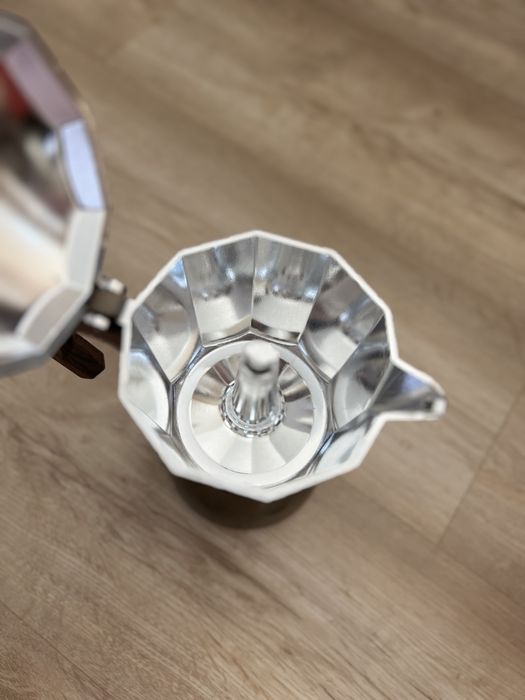 Продам гейзерную кофеварку aceline