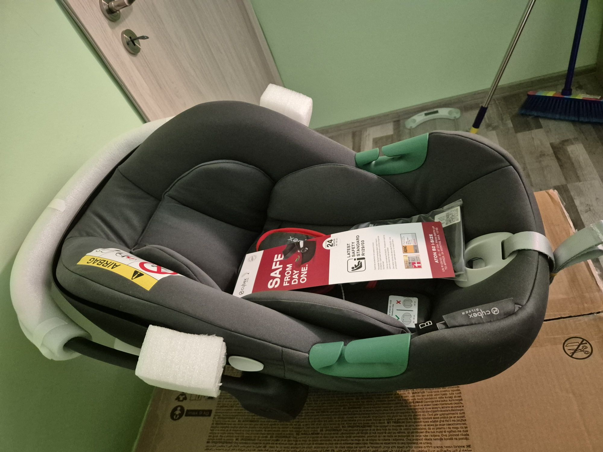 Бебешко кошче за кола Cybex Aton B2 с адаптери