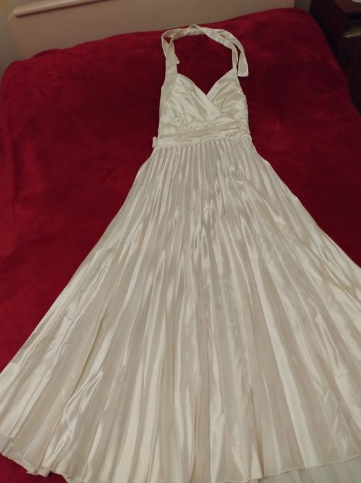 Продавам официална рокля