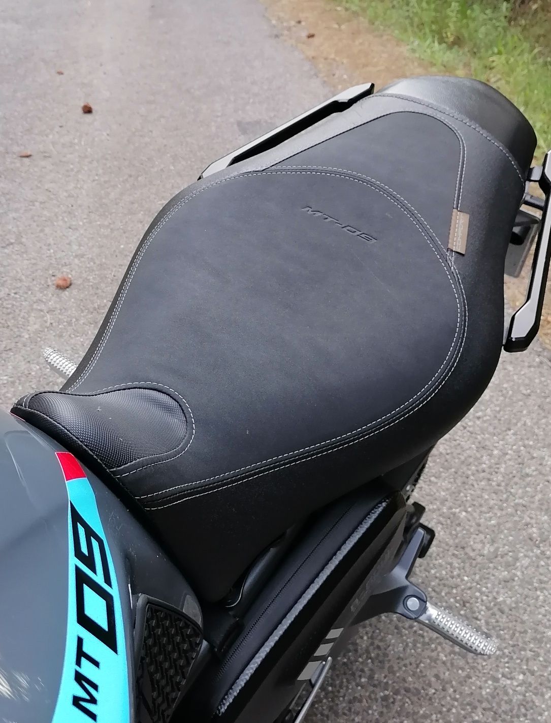 Поръчкова комфортна седалка за Yamaha Mt-09*Алкантара и Кожа*