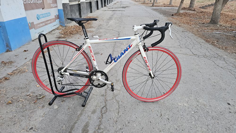 Бюджетный алюминиевый шоссейный велосипед GIANT.