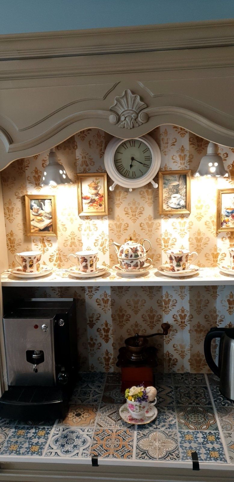Ръчно декориран бар шкаф за кафе
Цветовете пастелни и нежни, порцелано