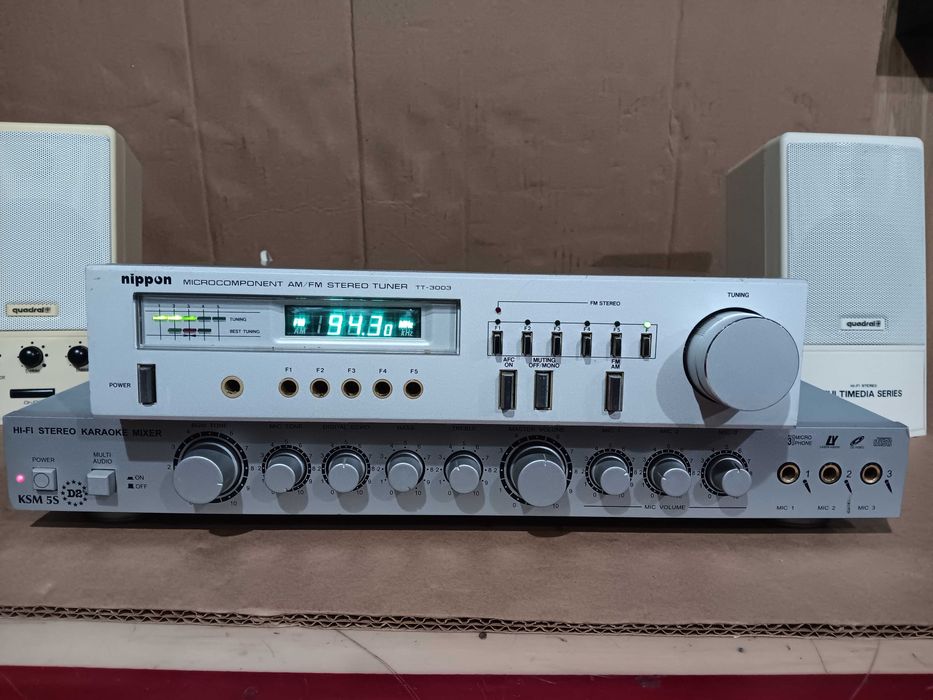 Magnetofon, casetofoane, DVD-playere, tuner, radio.