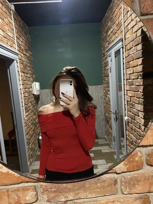 Красная кофта с открытыми плечами