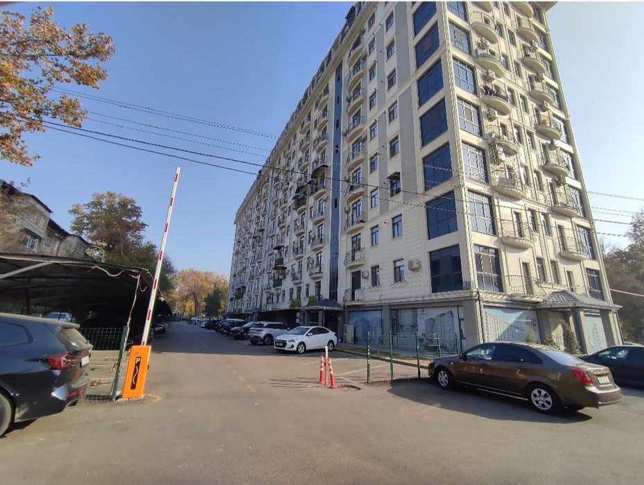 Navastroyka dom sotiladi.