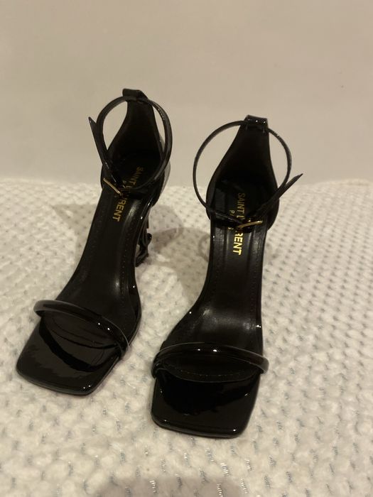 Черни токчета с червена подметка