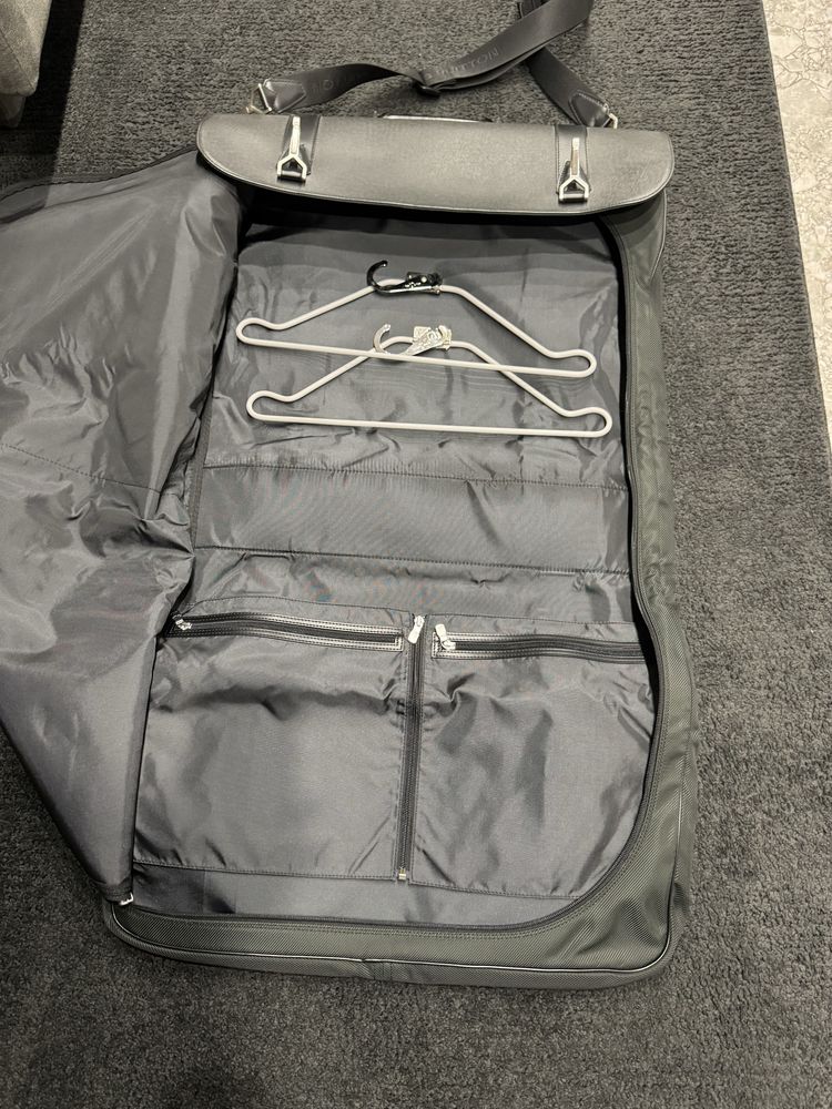 Чанта за костюм Louis Vuitton оргинална!