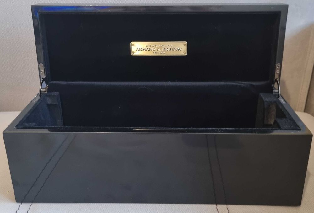 Cutie ornament pentru sticla, inscriptionata și cu husa.