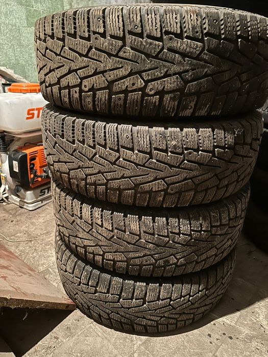 Шины шипованные в хорошем состоянии 215/65 R16