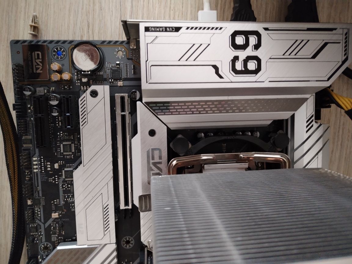 Colorful CVN Z690M GAMING PRO RGB
DDR4 4 

Все работает отлично соке