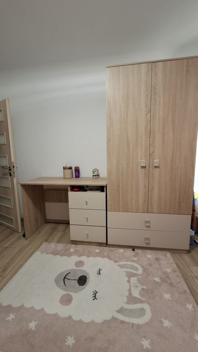 Dormitor copii cu dulapuri si birou