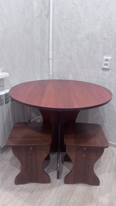 Продам стол кухонный + 4 табуретки