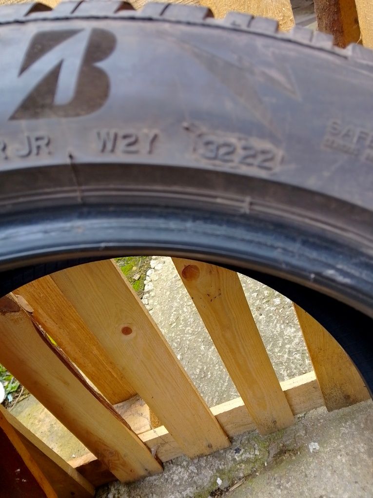 Зимни гуми 2бр. BRIDGESTONE дот.22г. 225/50/17. 7мм.грайфер.