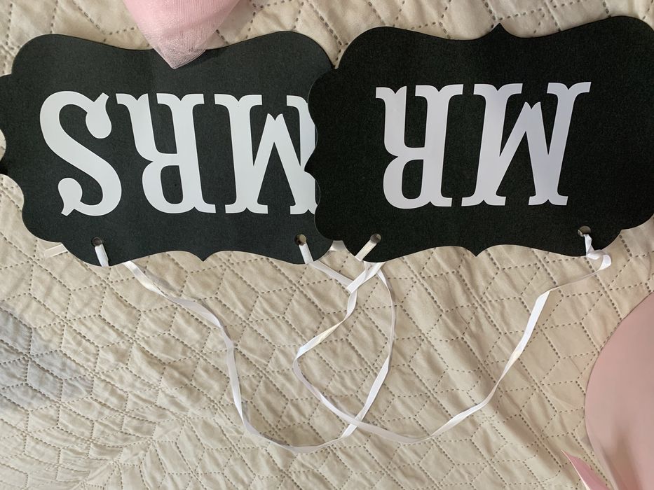 Сватбена кутия с пандели, перли и брошки и подарък Mr/Mrs табелки