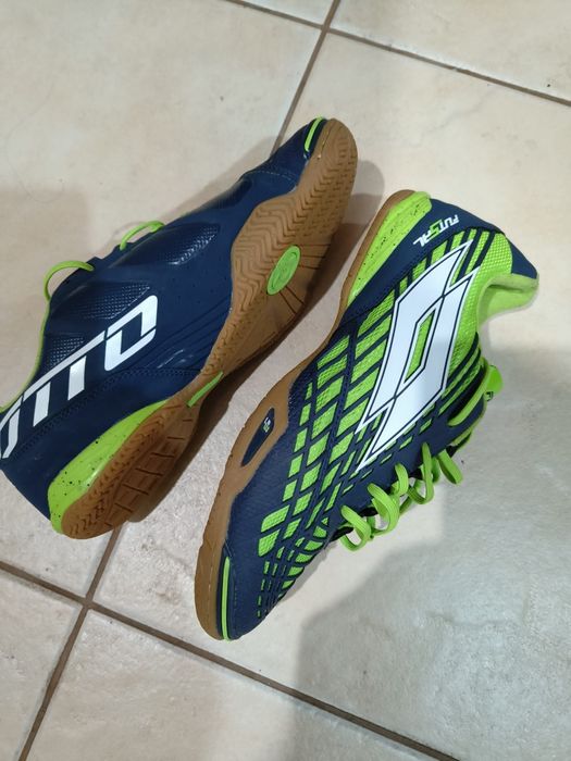 Adidași fotbal sala, noi.