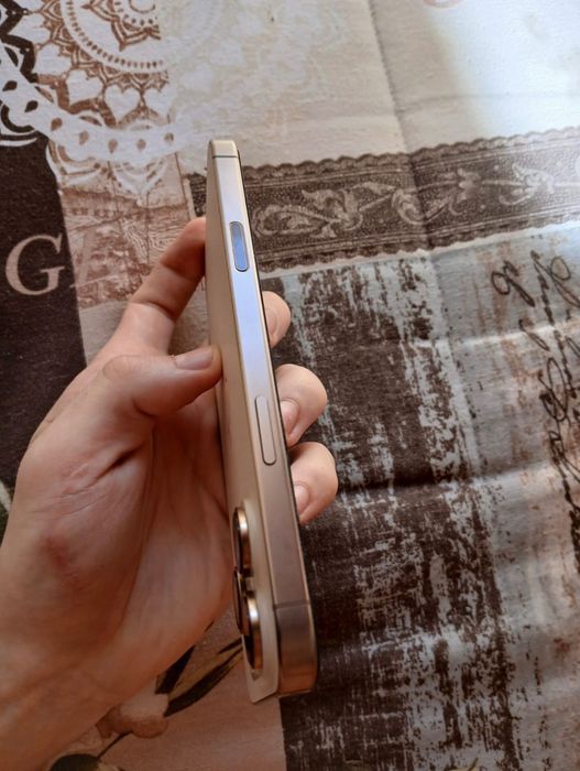 Продавам iPhone 16 Pro Max 256 в цвят десерт