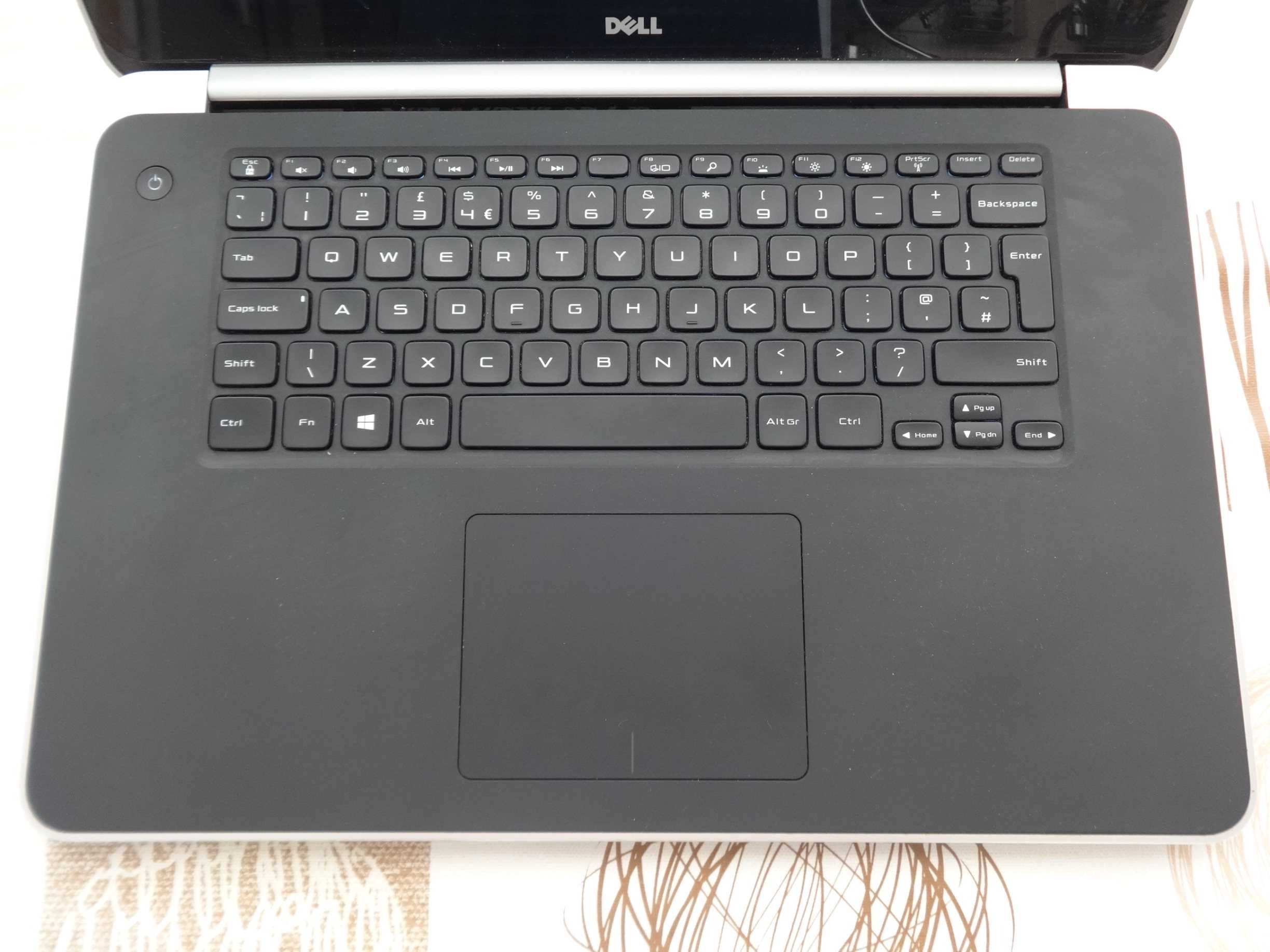 Продавам Dell XPS 15 9530 – i7, 4K Touch, 16GB RAM, нова батерия