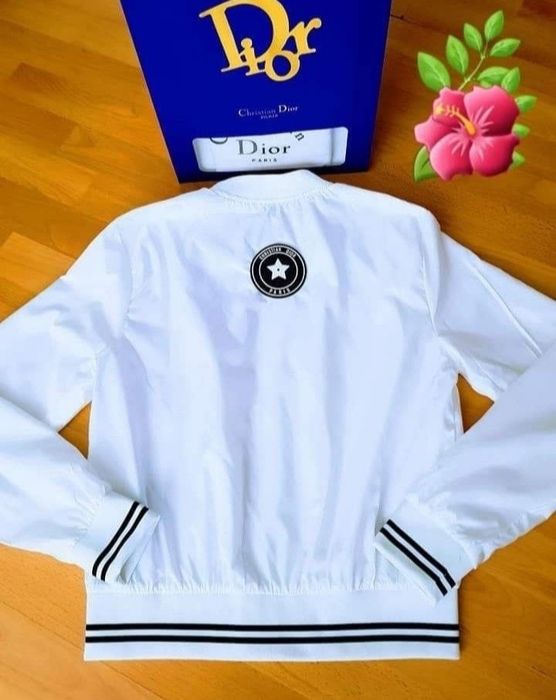 Geaca damă,sezonul card,cod scanabil Qr,saculet, etichetă