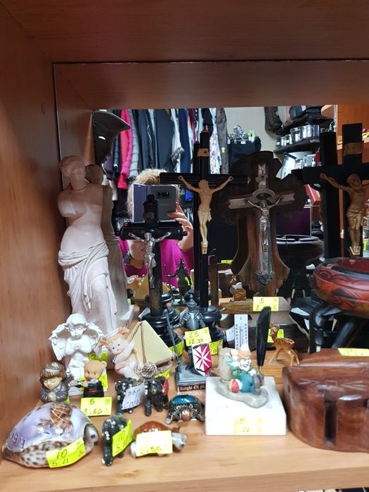 Най-различни колекционерски кръстове лампи кукли и други