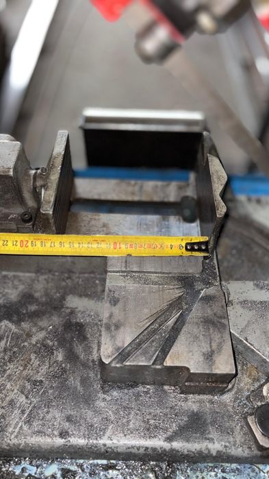 Fierăstrău cu bandă pentru metal