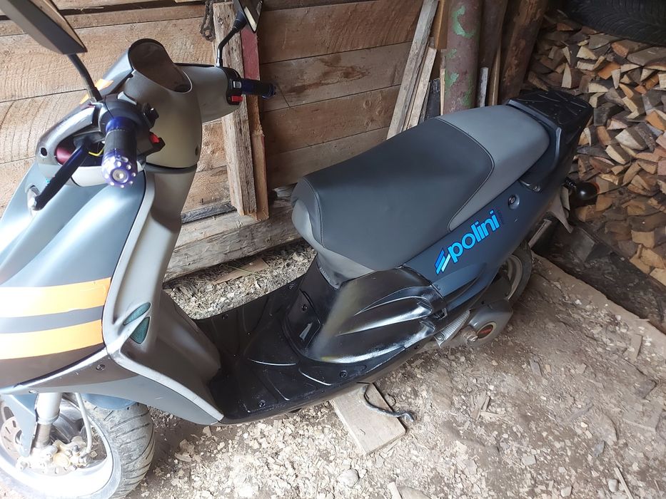 Vând scuter impecabil