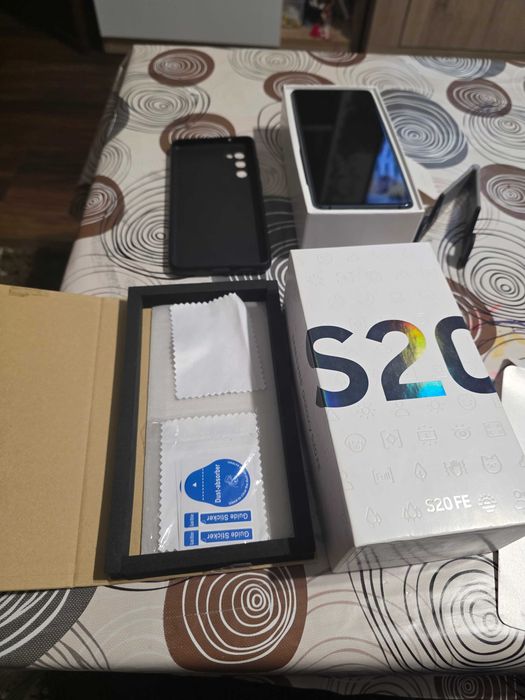Samsung Galaxy S20 FE  RAM6GB  128GB