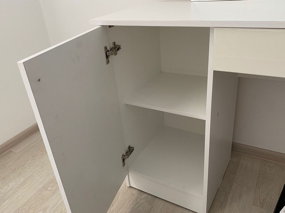 Спальный гарнитур состоит из 4 предмета