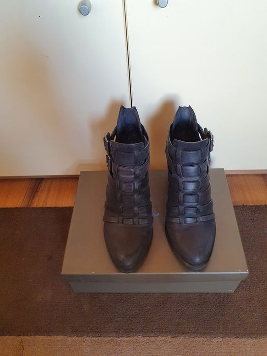 Botine piele nabuc UGG