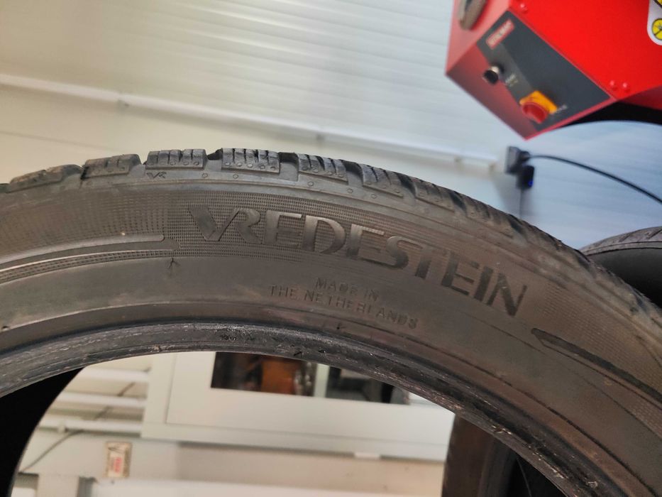 2бр.зимни гуми 225/45/18 Vredestein