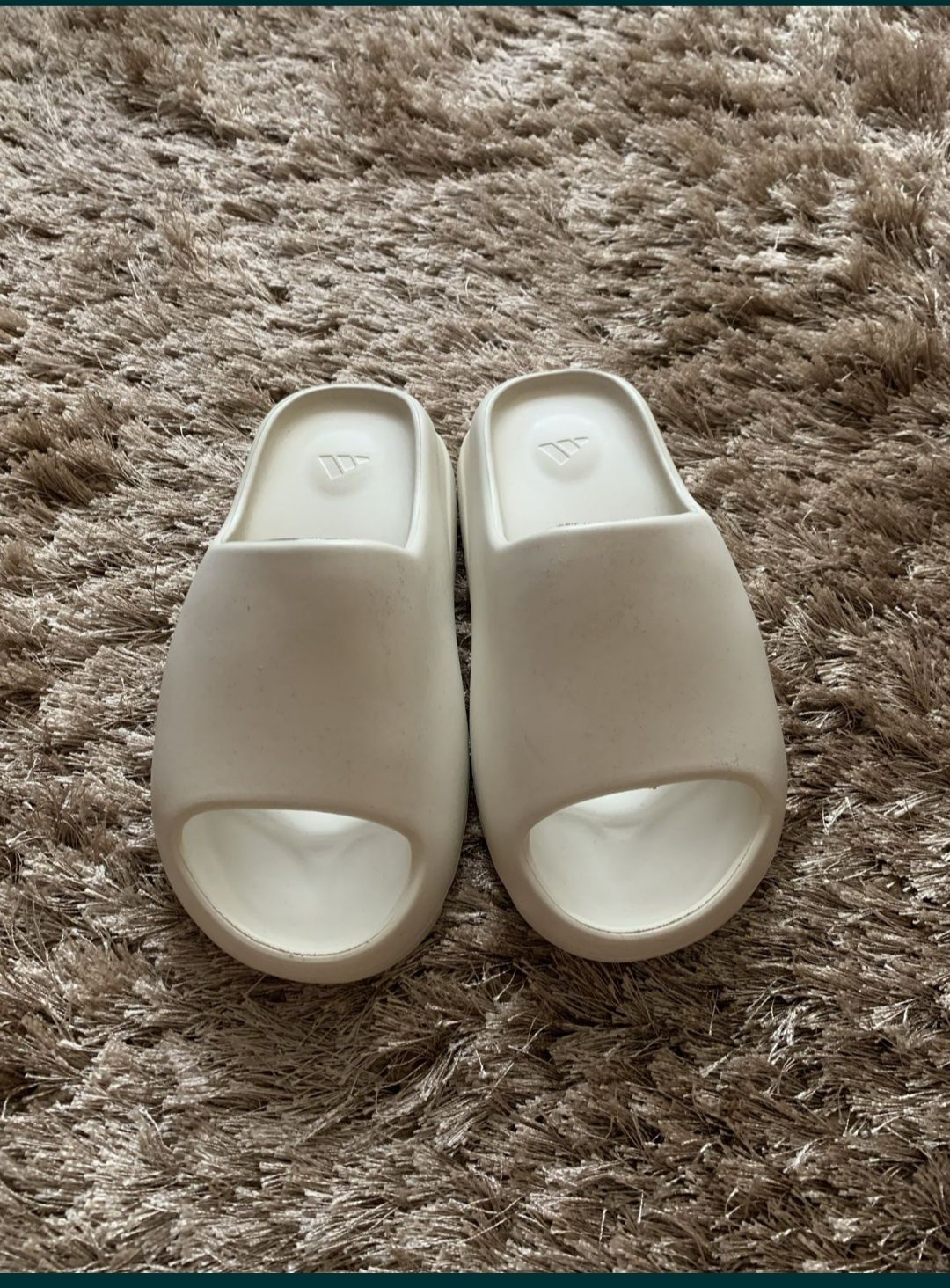 Yeezy slides mărimea 42