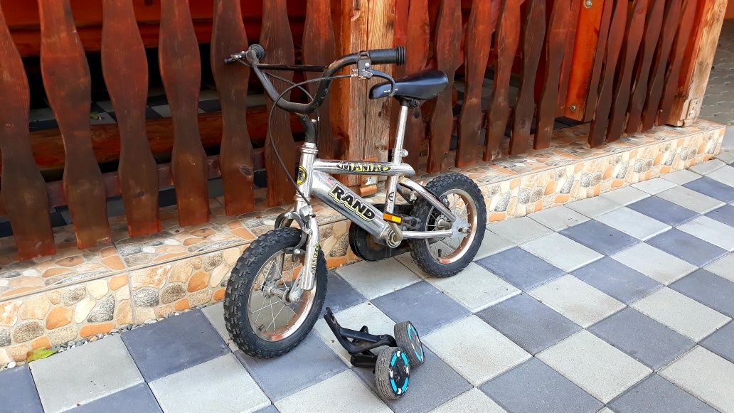 Bicicleta cu roți ajutătoare pentru copii