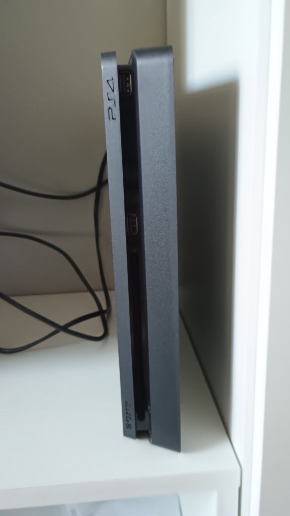PS4 Slim + 5 игри + 2 контролера