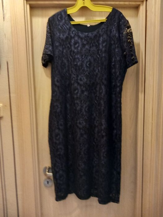 Дантелена рокля в тъмно синьо