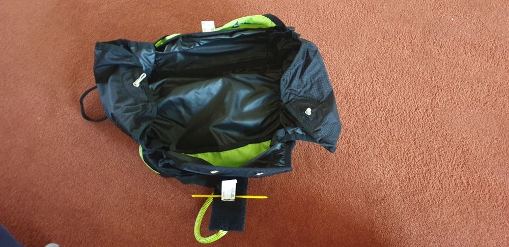 Front container pentru parașuta de rezerva