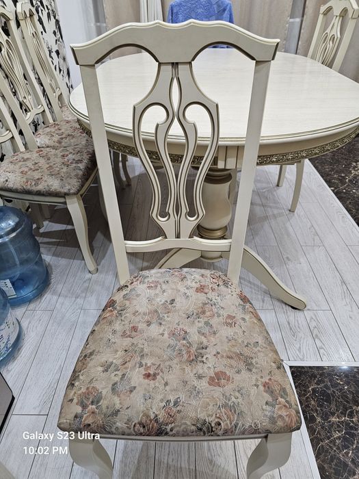 Кухонный стол со стульями.