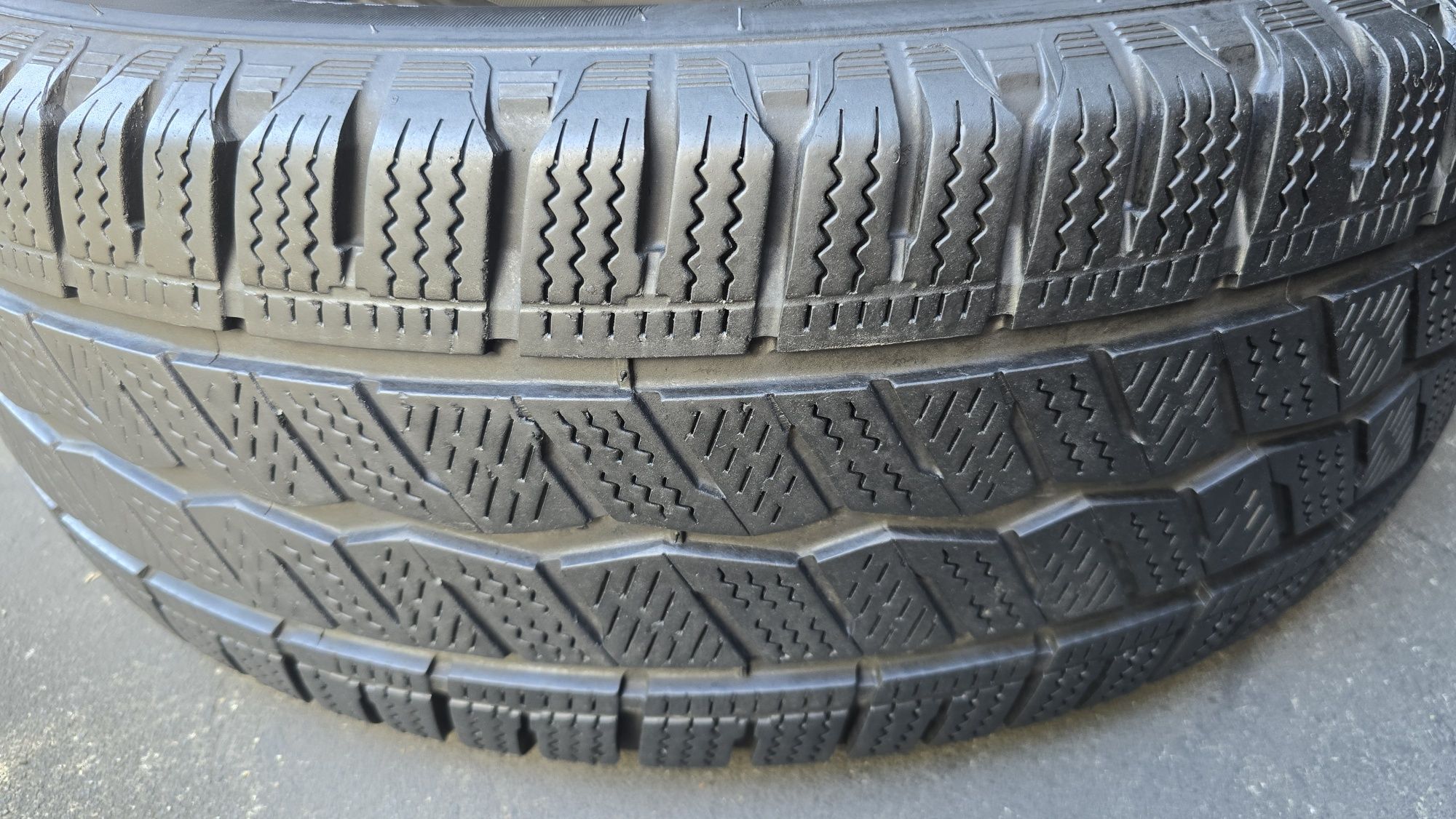 2 anvelope iarnă Hankook 235/65/16 C - dot 2022