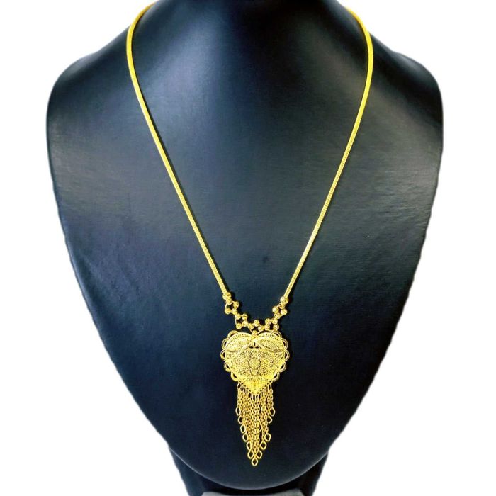 Златни колиета и златни гривни