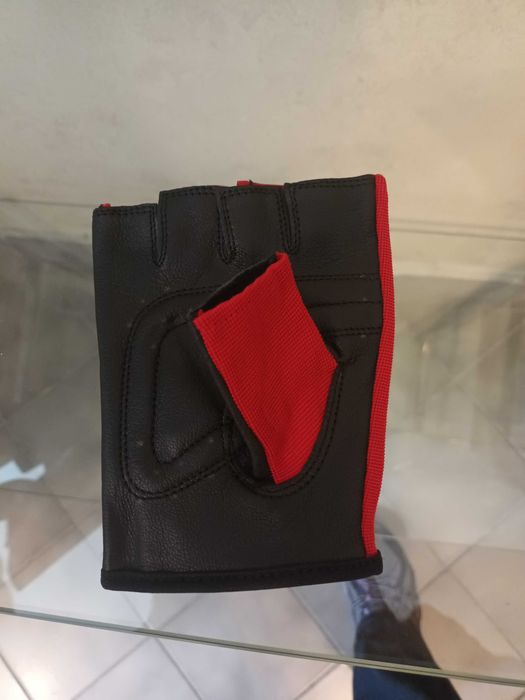 Продавам спортни  ръкавици  за  фитнес  и колелата и за моторите