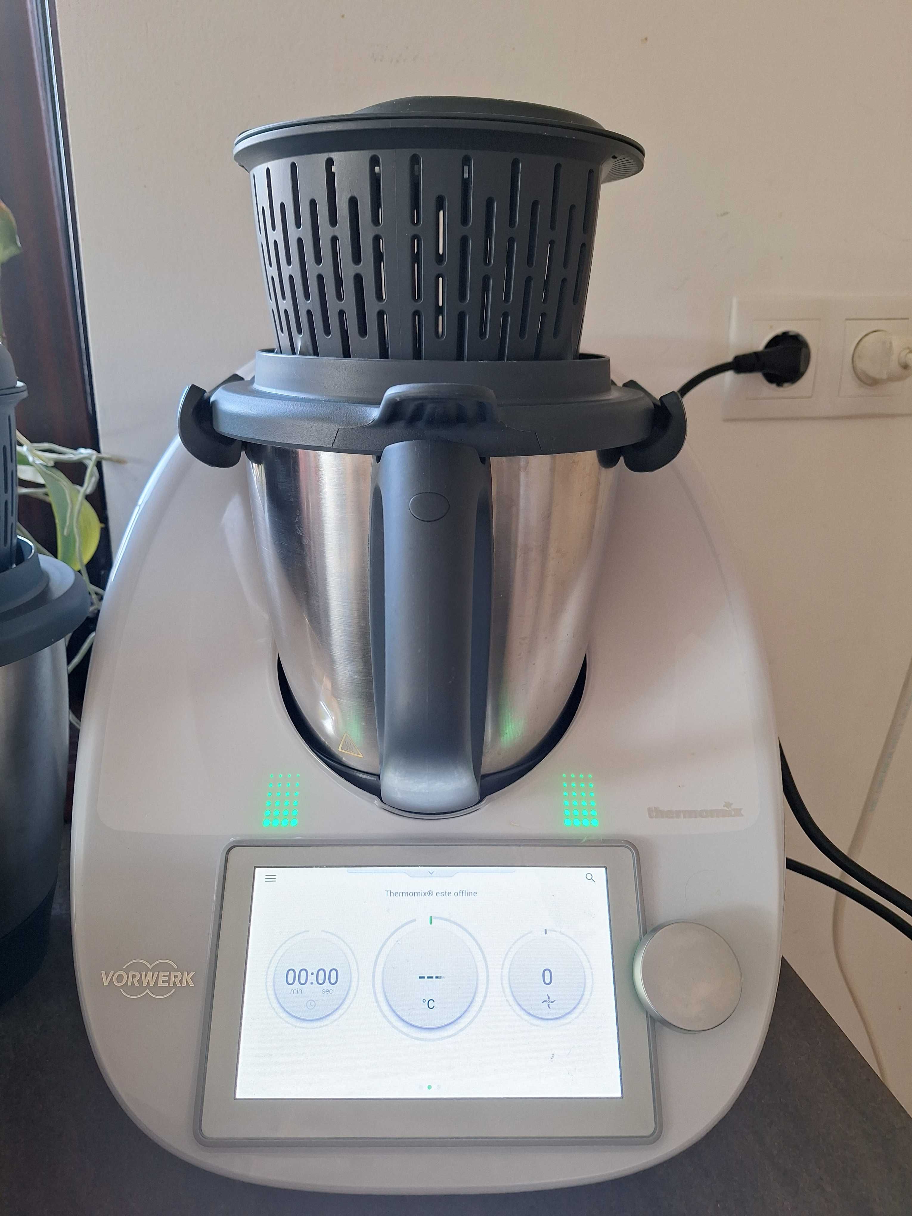 Vand Thermomix TM6 cu accesorii si al doilea bol