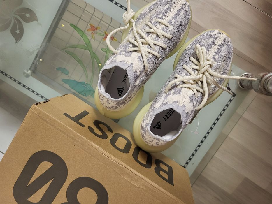Adidasi Yeezy boost 380