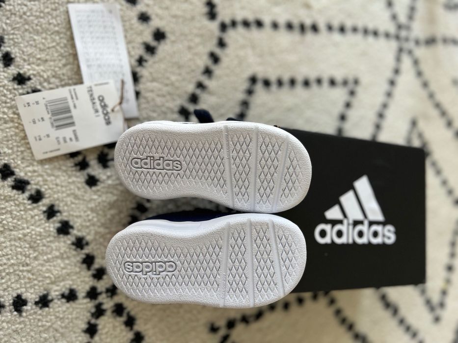 ADIDAS НОВИ затворени обувки, размер 20
