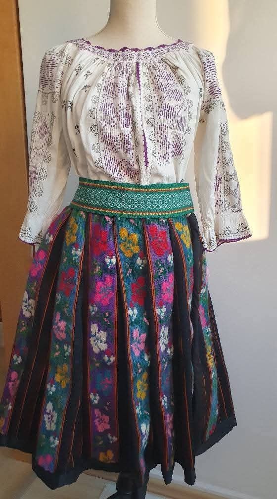 Costum popular (ie/ camasa, valnic/fota/catrinta/opreg)