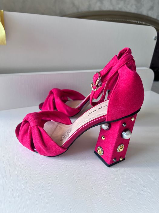 красные босоножки