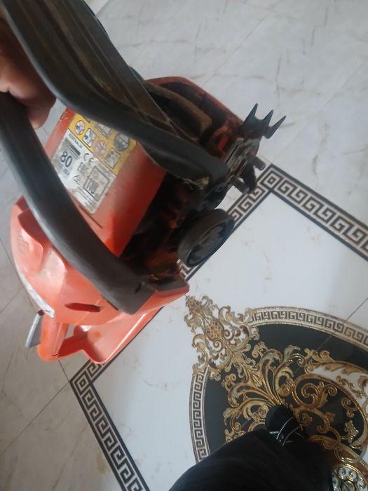 Vând drujba Husqvarna