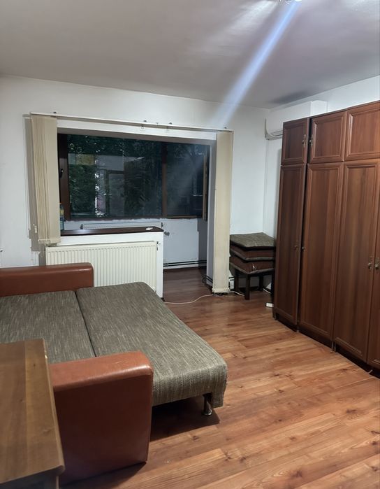 caut colega de apartament