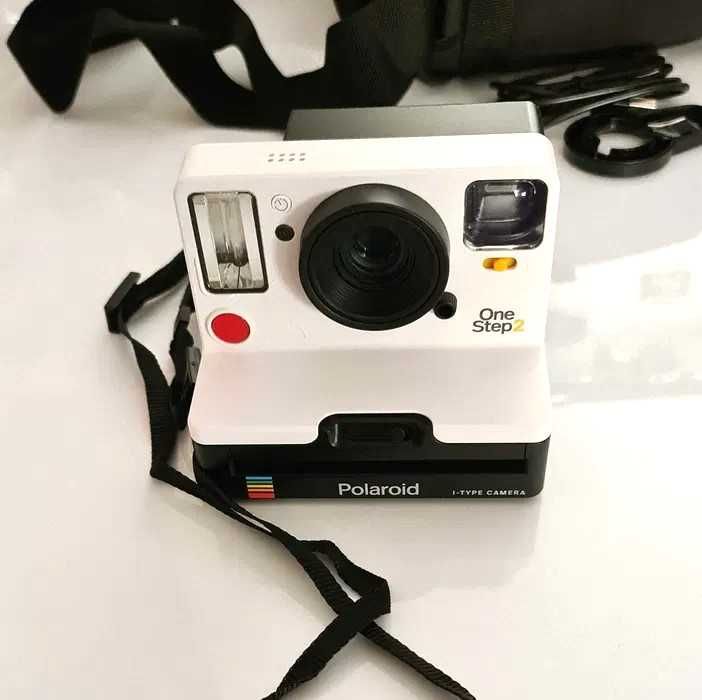 Фотоапарат Polaroid Originals OneStep 2 бял с аксесоари и чанта.