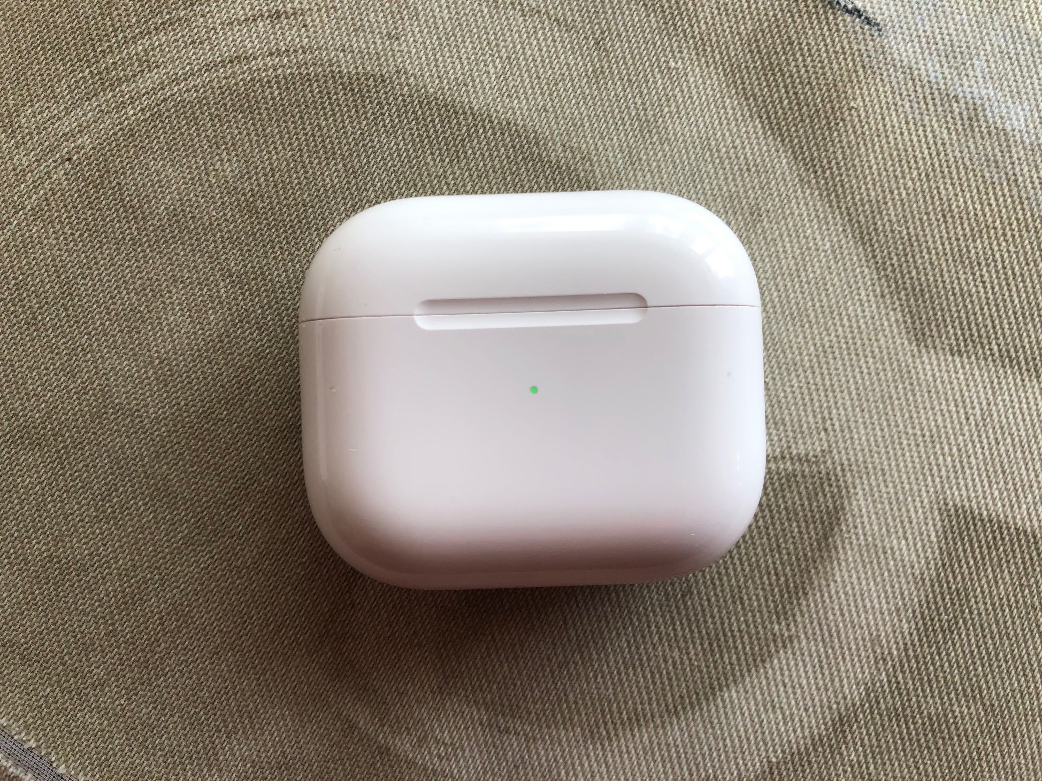 Зарядна кутия за AirPods 3