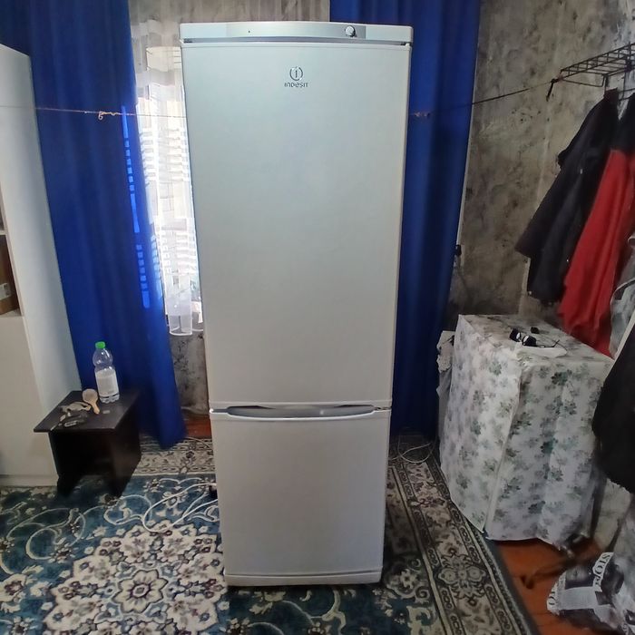 Холодильник Indesit 1,85 м